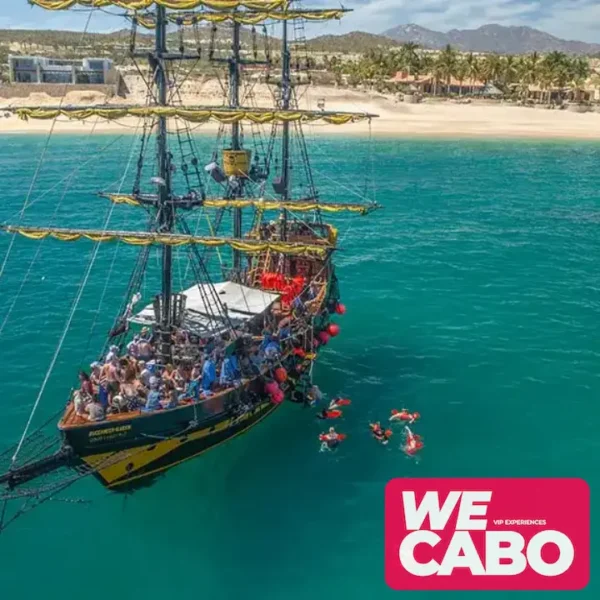 Imagen de un crucero pirata en Cabo San Lucas con snorkel en la Bahía Chileno y almuerzo gourmet, cortesía de WECABO.