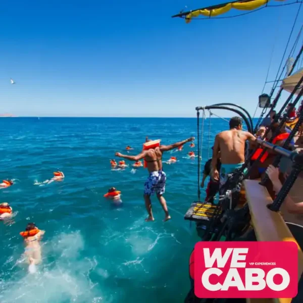 Imagen de un crucero pirata en Cabo San Lucas con snorkel en la Bahía Chileno y almuerzo gourmet, cortesía de WECABO.