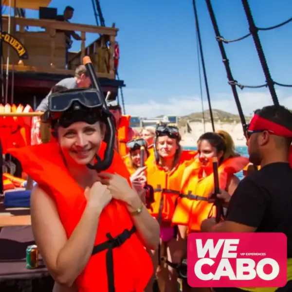 Imagen de un crucero pirata en Cabo San Lucas con snorkel en la Bahía Chileno y almuerzo gourmet, cortesía de WECABO.