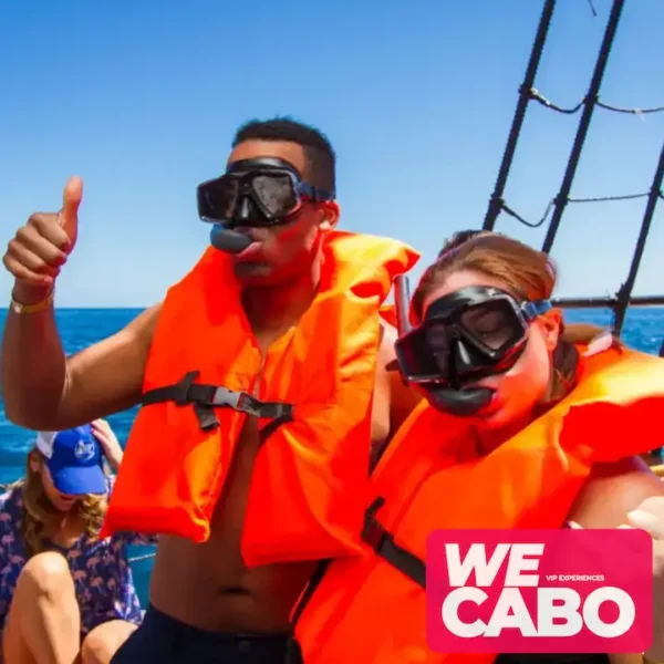 Imagen de un crucero pirata en Cabo San Lucas con snorkel en la Bahía Chileno y almuerzo gourmet, cortesía de WECABO.