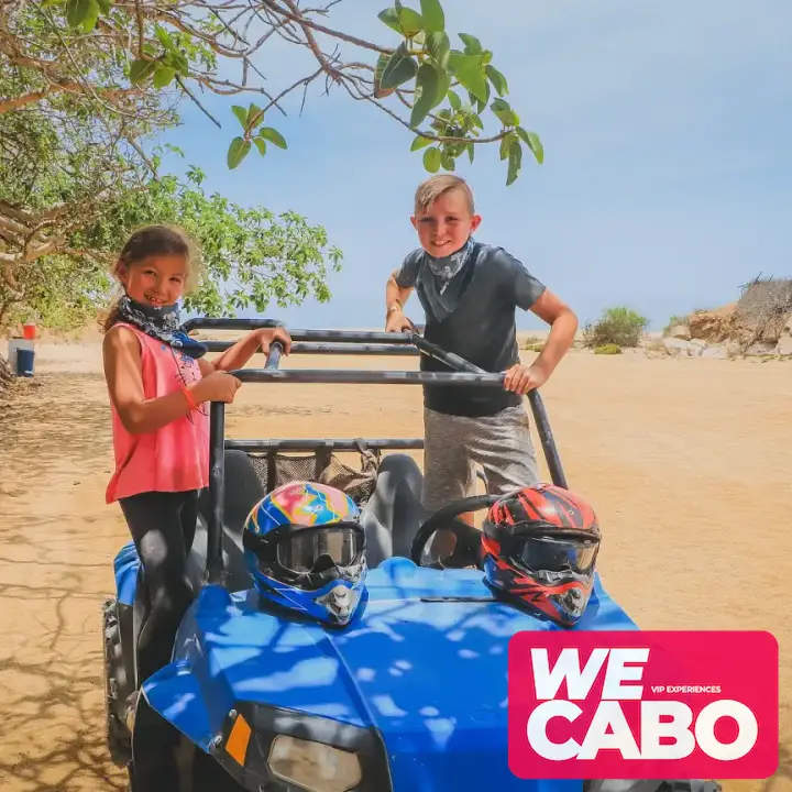 Imagen de un niño disfrutando de una aventura segura en un vehículo Mini Razor en Baja California con WECABO.