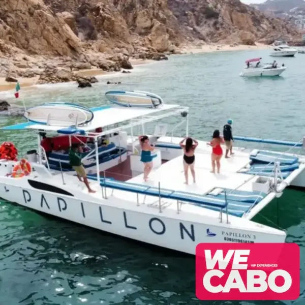 Imagen de un catamarán de 47 pies navegando en Cabo San Lucas, ofreciendo lujo y confort en un tour privado, cortesía de WECABO.