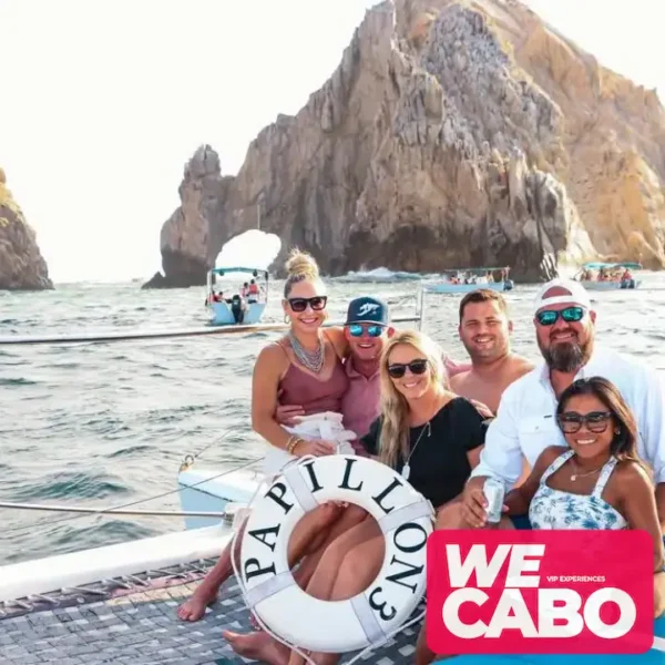 Imagen de un catamarán de 47 pies navegando en Cabo San Lucas, ofreciendo lujo y confort en un tour privado, cortesía de WECABO.