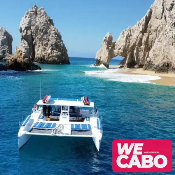 Imagen de un catamarán de 47 pies navegando en Cabo San Lucas, ofreciendo lujo y confort en un tour privado, cortesía de WECABO.