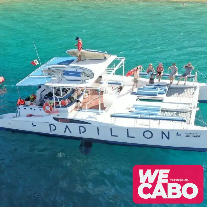 Imagen de un catamarán de 47 pies navegando en Cabo San Lucas, ofreciendo lujo y confort en un tour privado, cortesía de WECABO.