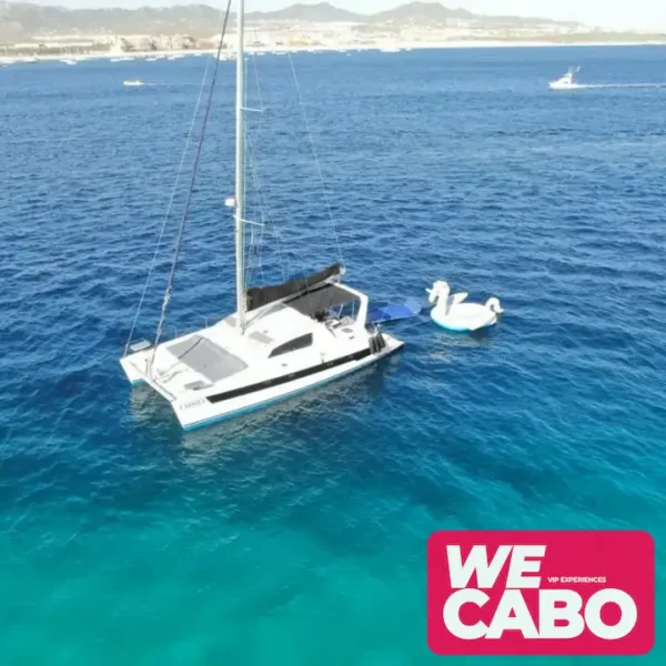 Imagen del catamarán de vela Leopard 52 navegando en las aguas de Cabo San Lucas, con espacio para 35 personas y equipado con comodidades de lujo.