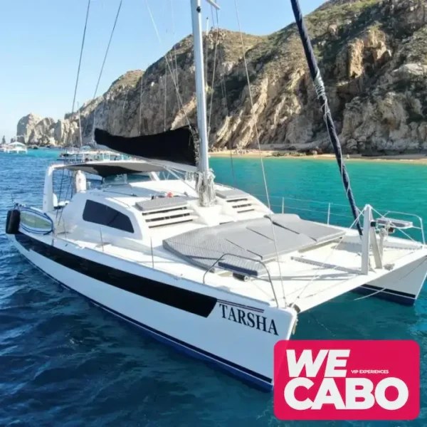 Imagen del catamarán de vela Leopard 52 navegando en las aguas de Cabo San Lucas, con espacio para 35 personas y equipado con comodidades de lujo.