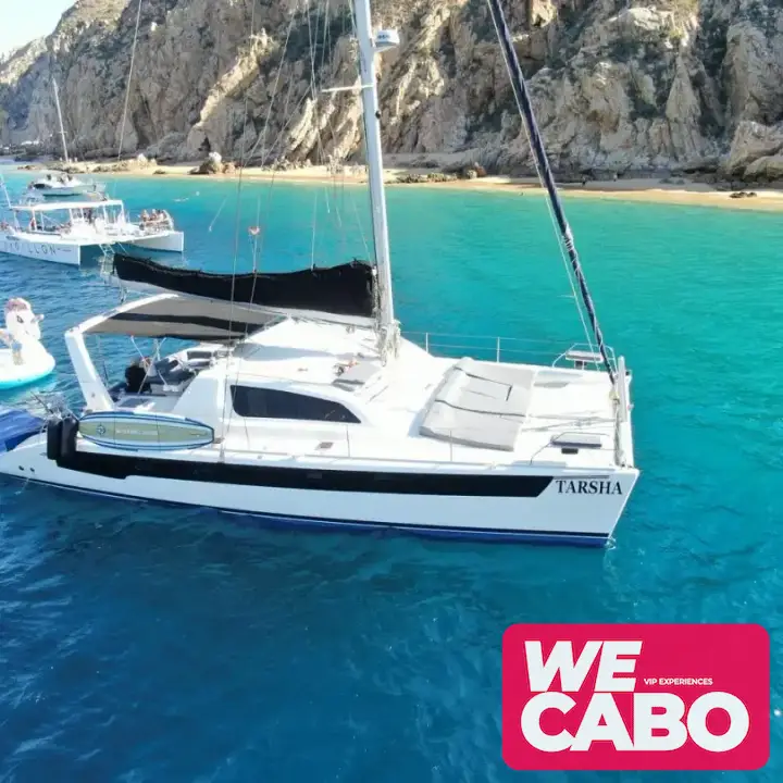 Imagen del catamarán de vela Leopard 52 navegando en las aguas de Cabo San Lucas, con espacio para 35 personas y equipado con comodidades de lujo.