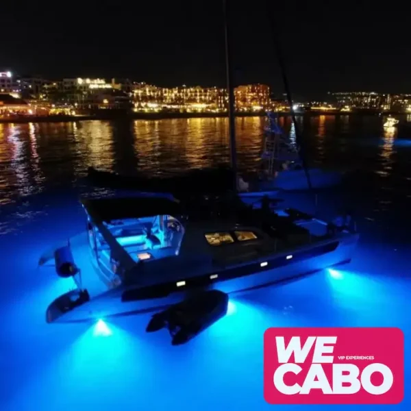 Imagen del catamarán de vela Leopard 52 navegando en las aguas de Cabo San Lucas, con espacio para 35 personas y equipado con comodidades de lujo.