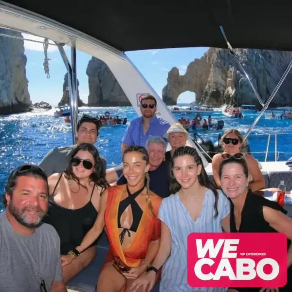 Imagen del catamarán de vela Leopard 52 navegando en las aguas de Cabo San Lucas, con espacio para 35 personas y equipado con comodidades de lujo.