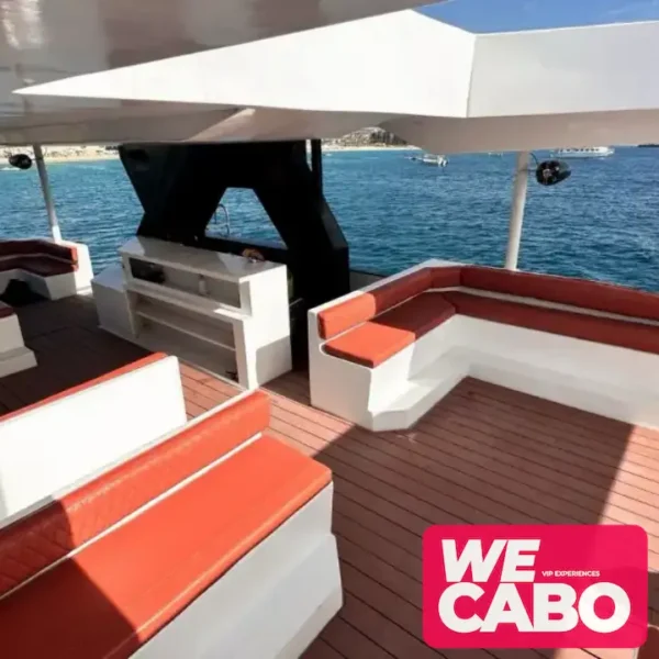 Imagen de un catamarán de lujo navegando cerca del Arco de Cabo San Lucas, ideal para grupos grandes, cortesía de WECABO.