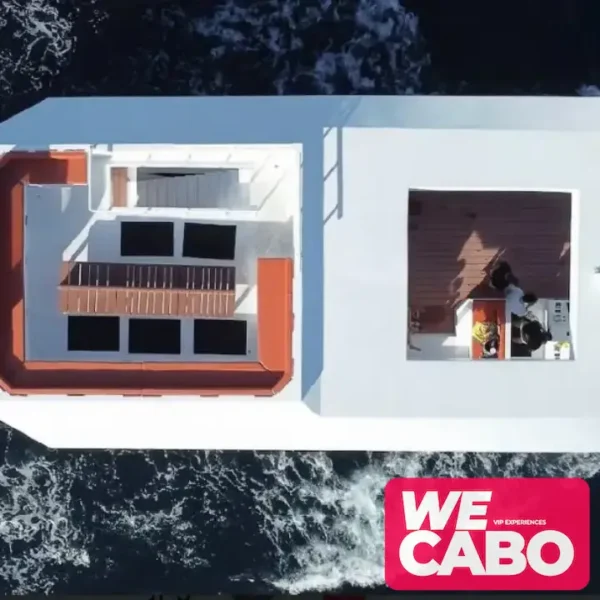 Imagen de un catamarán de lujo navegando cerca del Arco de Cabo San Lucas, ideal para grupos grandes, cortesía de WECABO.