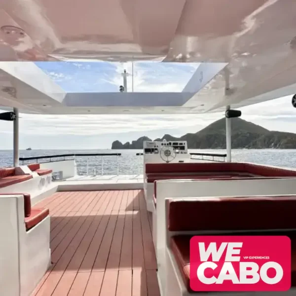 Imagen de un catamarán de lujo navegando cerca del Arco de Cabo San Lucas, ideal para grupos grandes, cortesía de WECABO.