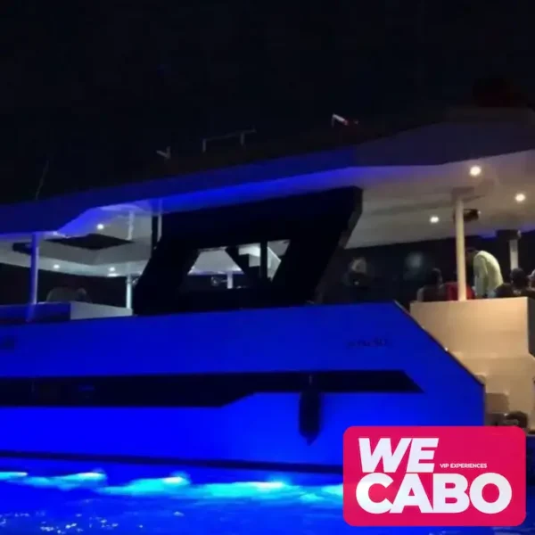 Imagen de un catamarán de lujo navegando cerca del Arco de Cabo San Lucas, ideal para grupos grandes, cortesía de WECABO.