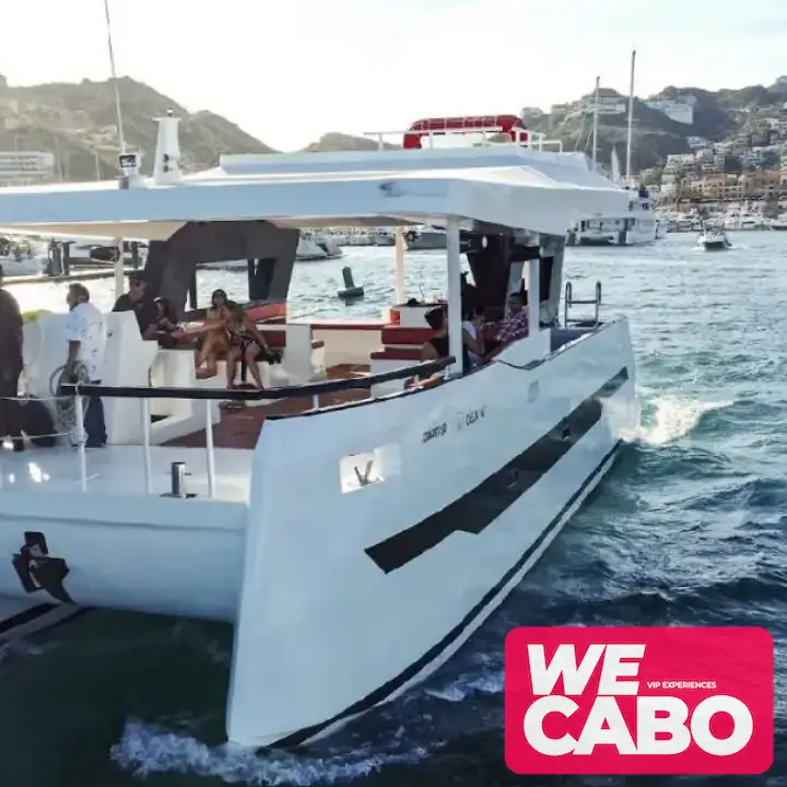 Imagen de un catamarán de lujo navegando cerca del Arco de Cabo San Lucas, ideal para grupos grandes, cortesía de WECABO.