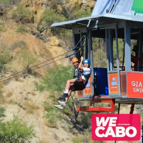 Imagen del columpio gigante en Los Cabos, suspendido a 300 pies sobre el desierto de Baja, cortesía de WECABO.