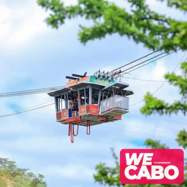 Imagen del columpio gigante en Los Cabos, suspendido a 300 pies sobre el desierto de Baja, cortesía de WECABO.