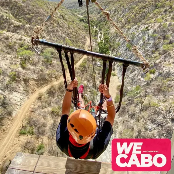 Imagen del columpio gigante en Los Cabos, suspendido a 300 pies sobre el desierto de Baja, cortesía de WECABO.