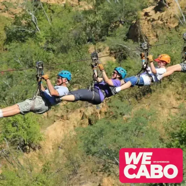 Imagen de un combo tour con tirolesas y manejo de ATV 4x4 en los paisajes desérticos de Los Cabos, cortesía de WECABO.