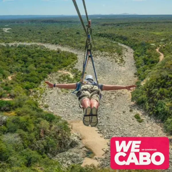 Imagen de un combo tour con tirolesas y manejo de ATV 4x4 en los paisajes desérticos de Los Cabos, cortesía de WECABO.