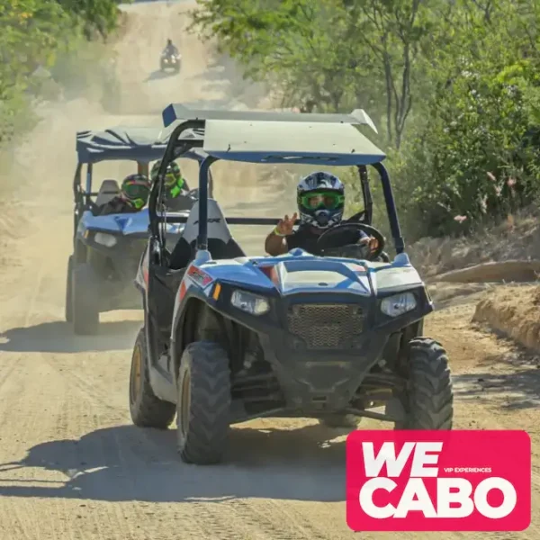 Imagen de un combo tour con tirolesas y manejo de ATV 4x4 en los paisajes desérticos de Los Cabos, cortesía de WECABO.