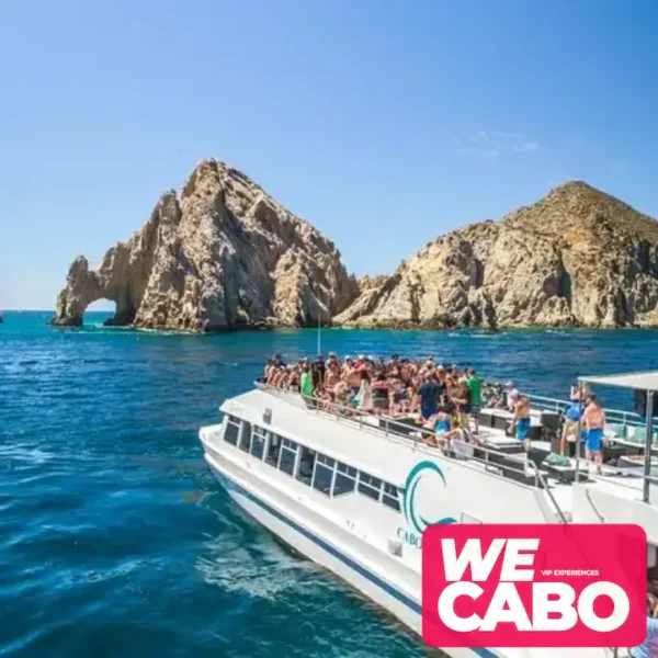 Imagen de un crucero al atardecer en Cabo San Lucas, con vistas al Arco y Playa del Amor, mientras los pasajeros disfrutan de una cena, música en vivo y barra libre.
