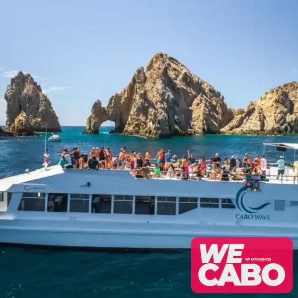 Imagen de un crucero al atardecer en Cabo San Lucas, con vistas al Arco y Playa del Amor, mientras los pasajeros disfrutan de una cena, música en vivo y barra libre.