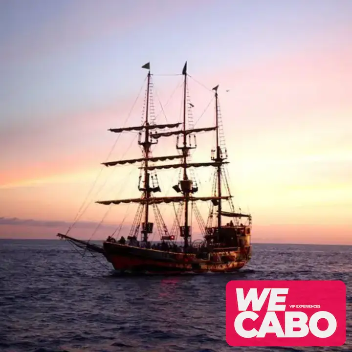 Imagen de un crucero pirata al atardecer en Cabo San Lucas con cena incluida y música en vivo, cortesía de WECABO.