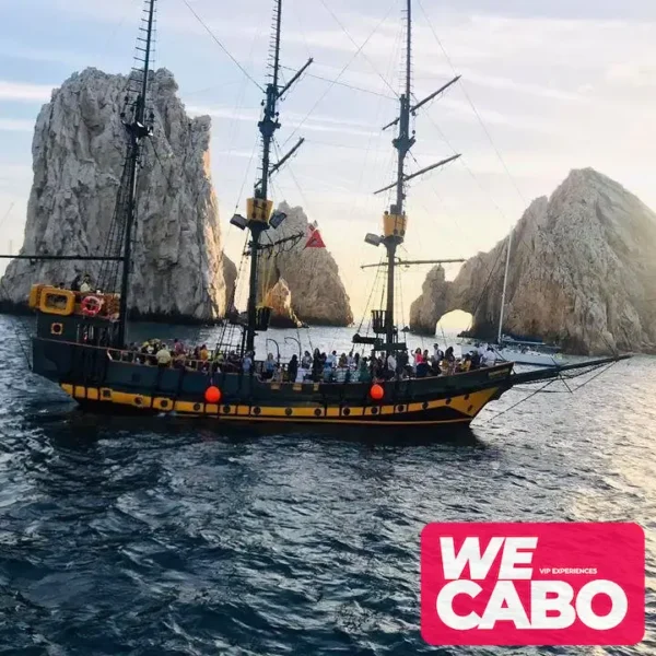 Imagen de un crucero pirata al atardecer en Cabo San Lucas con cena incluida y música en vivo, cortesía de WECABO.