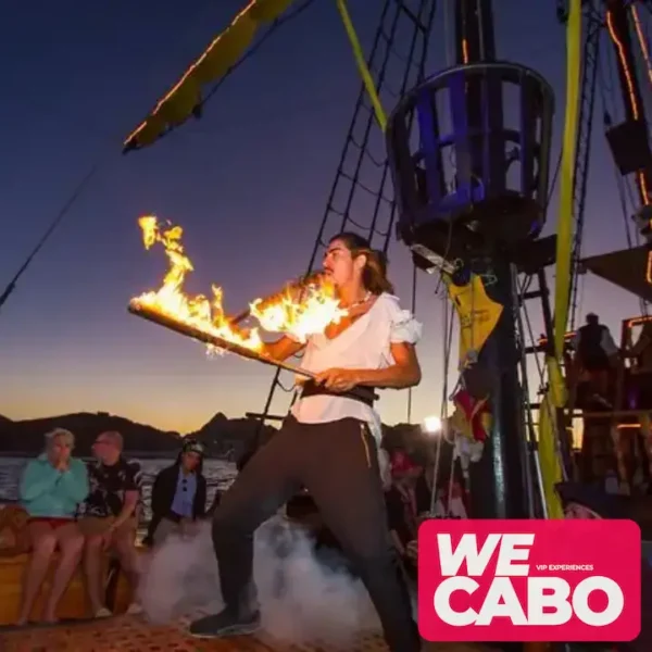 Imagen de un crucero pirata al atardecer en Cabo San Lucas con cena incluida y música en vivo, cortesía de WECABO.