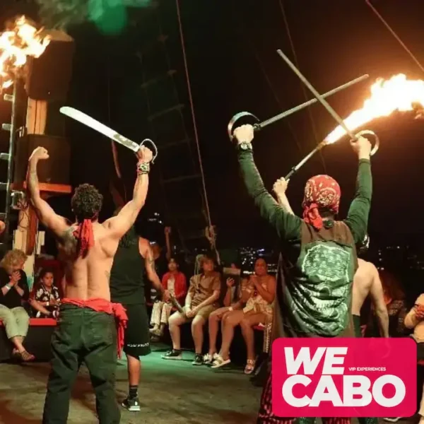 Imagen de un crucero pirata al atardecer en Cabo San Lucas con cena incluida y música en vivo, cortesía de WECABO.