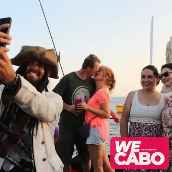 Imagen de un crucero pirata al atardecer en Cabo San Lucas con cena incluida y música en vivo, cortesía de WECABO.