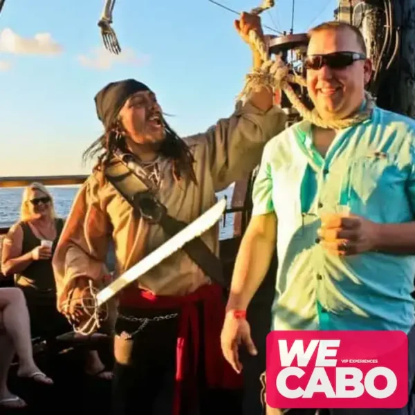 Imagen de un crucero pirata al atardecer en Cabo San Lucas con cena incluida y música en vivo, cortesía de WECABO.