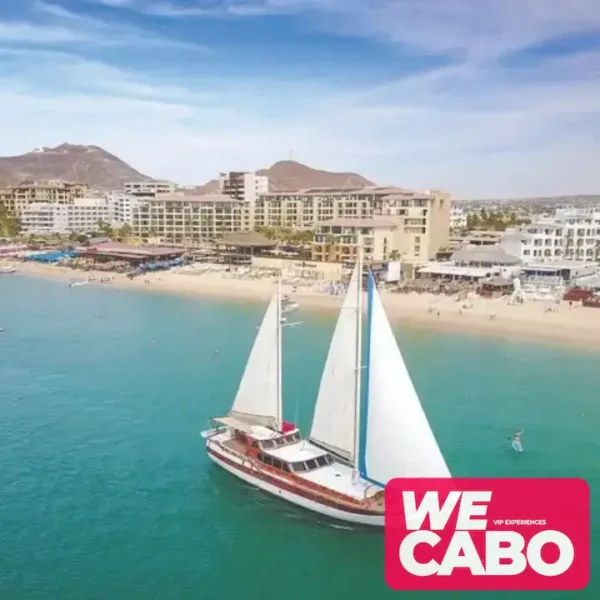 Imagen de un crucero de lujo en Cabo San Lucas con snorkel en la Bahía Chileno y almuerzo de tacos de pescado, cortesía de WECABO.