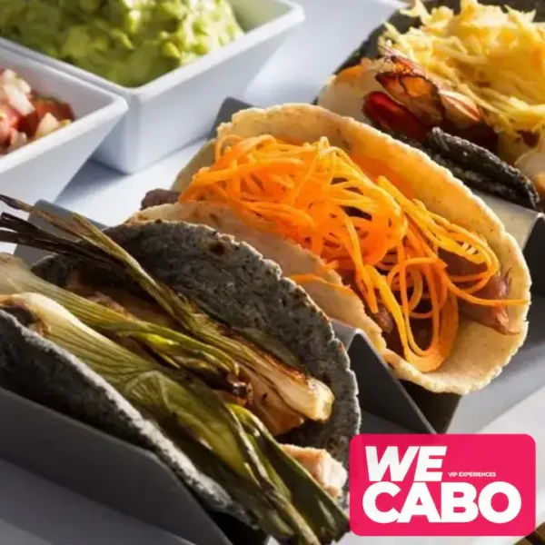 Imagen de un crucero de lujo en Cabo San Lucas con snorkel en la Bahía Chileno y almuerzo de tacos de pescado, cortesía de WECABO.