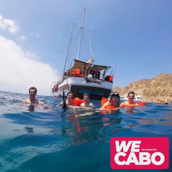 Imagen de un crucero de lujo en Cabo San Lucas con snorkel en la Bahía Chileno y almuerzo de tacos de pescado, cortesía de WECABO.