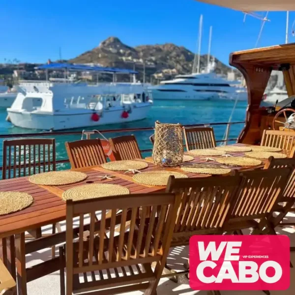 Imagen de un crucero de lujo en Cabo San Lucas con snorkel en la Bahía Chileno y almuerzo de tacos de pescado, cortesía de WECABO.