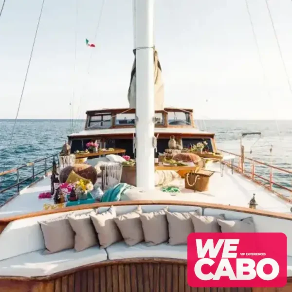 Imagen de un crucero de lujo en Cabo San Lucas con snorkel en la Bahía Chileno y almuerzo de tacos de pescado, cortesía de WECABO.