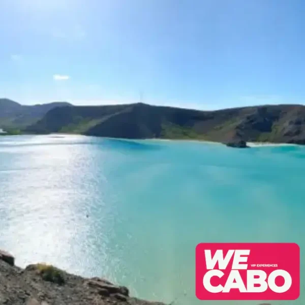 Panoramic view of Balandra Beach with its crystal-clear waters and unique landscapes, part of the tour from Los Cabos including transportation and a visit to the La Paz Malecón.