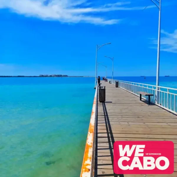 Panoramic view of Balandra Beach with its crystal-clear waters and unique landscapes, part of the tour from Los Cabos including transportation and a visit to the La Paz Malecón.