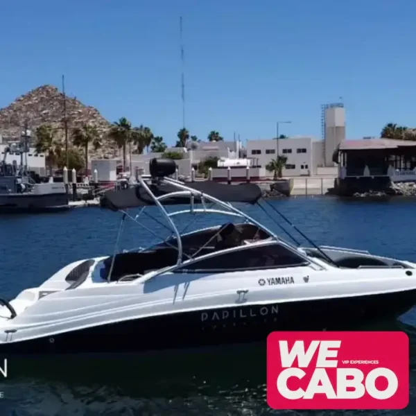 Imagen de una lancha Yamaha de 28 pies navegando en el mar de Cabo San Lucas, equipada con paddleboard, mat flotante y equipo de snorkel, ideal para una experiencia relajante en el agua.