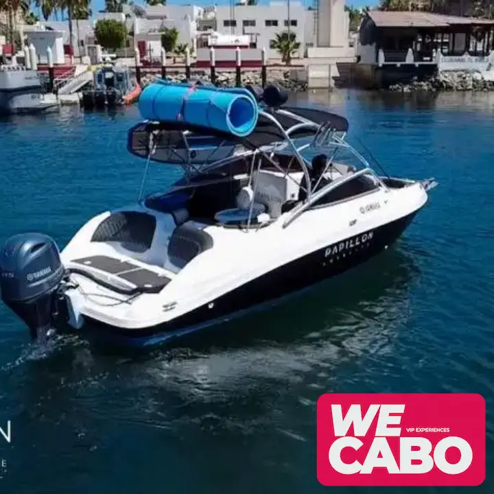 Imagen de una lancha Yamaha de 28 pies navegando en el mar de Cabo San Lucas, equipada con paddleboard, mat flotante y equipo de snorkel, ideal para una experiencia relajante en el agua.