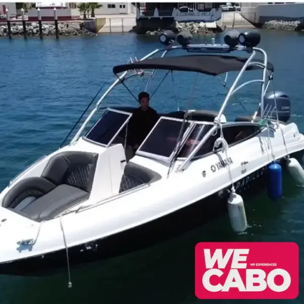 Imagen de una lancha Yamaha de 28 pies navegando en el mar de Cabo San Lucas, equipada con paddleboard, mat flotante y equipo de snorkel, ideal para una experiencia relajante en el agua.