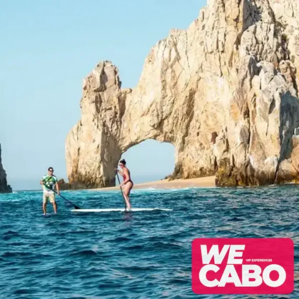 Imagen de una experiencia de paddleboard al amanecer en el Arco de Cabo San Lucas, ideal para aventureros, cortesía de WECABO.