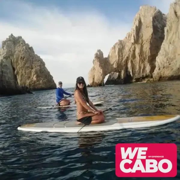 Imagen de una experiencia de paddleboard al amanecer en el Arco de Cabo San Lucas, ideal para aventureros, cortesía de WECABO.