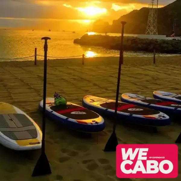 Imagen de una experiencia de paddleboard al amanecer en el Arco de Cabo San Lucas, ideal para aventureros, cortesía de WECABO.