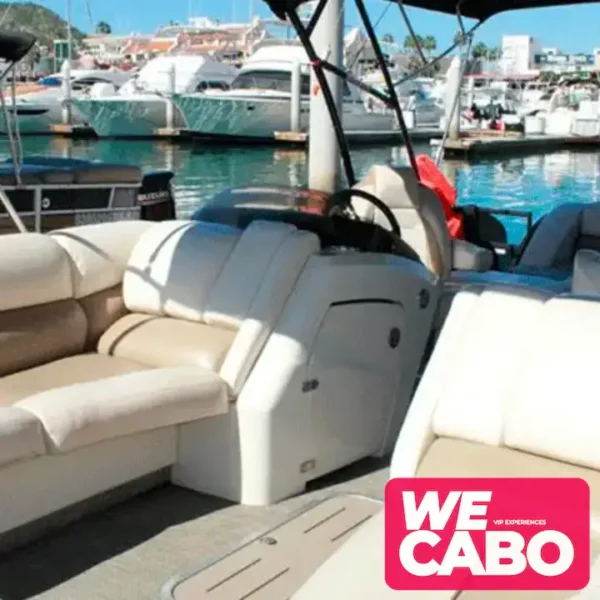 Imagen de un trimarán de lujo navegando en Cabo San Lucas, ideal para fiestas o atardeceres, cortesía de WECABO.