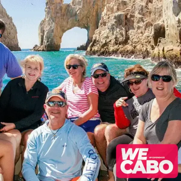 Imagen de un trimarán de lujo navegando en Cabo San Lucas, ideal para fiestas o atardeceres, cortesía de WECABO.