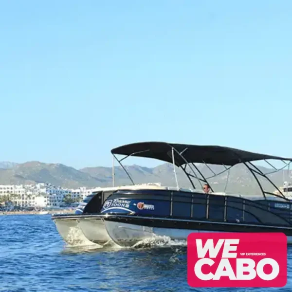 Imagen de un trimarán de lujo navegando en Cabo San Lucas, ideal para fiestas o atardeceres, cortesía de WECABO.