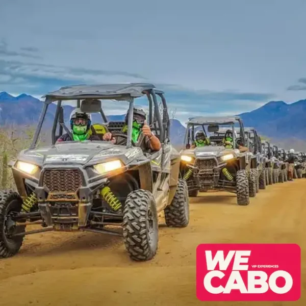 Imagen de un ATV recorriendo un sendero del desierto de Baja California, rodeado de un paisaje árido con montañas y cielos despejados.